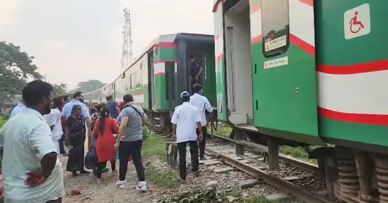 লাইনচ্যুত বগি থেকে নেমে যাচ্ছেন যাত্রীরা